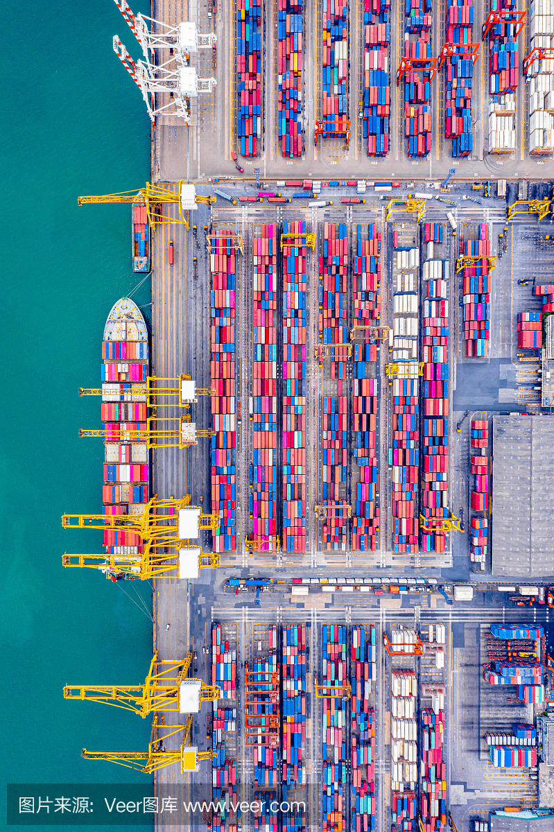 深水港俯视图,有货船和集装箱。它是一个进出口货物港口,是航运码头的一部分,并向世界各地出口产品